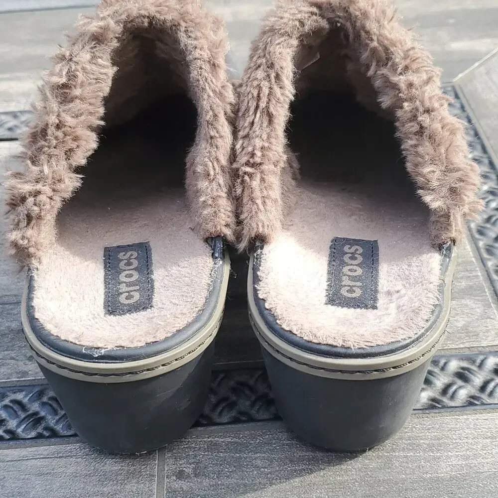 Crocs Cobbler Fuzz Clogs Size 8 - Picture 3 of 6